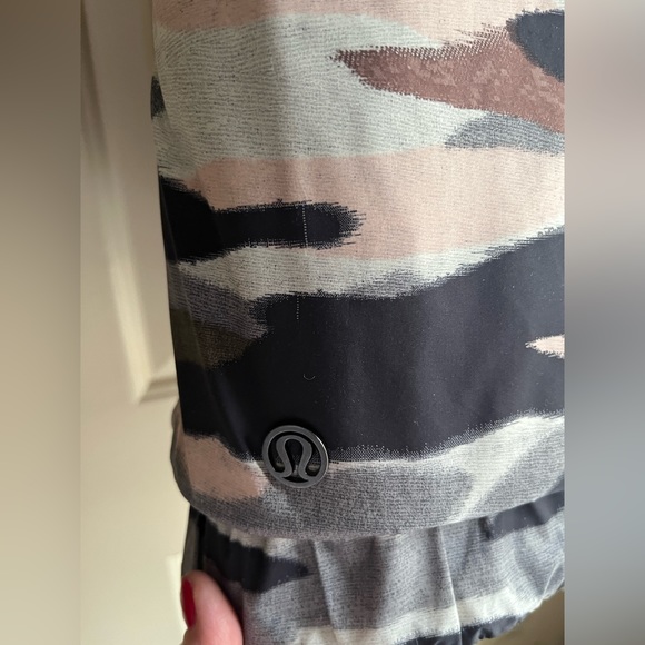 🍒LULULEMON CAMO FLUFFIEST VEST sz 10 Awesome Jacket OLIVE GREEN/TAN~ REVERSES!! - Picture 6 of 8